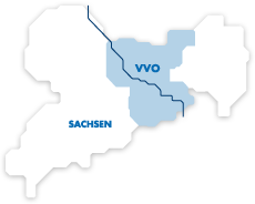 Umriss des Bundeslandes Sachsen, das Gebiet des Verkehrsverbunds Oberelbe (VVO) ist hellblau markiert, die Elbe wird als dunkelblaue Linie dargestellt